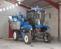 Machine pour ramasser le raisin (2005, pris en Beaujolais)